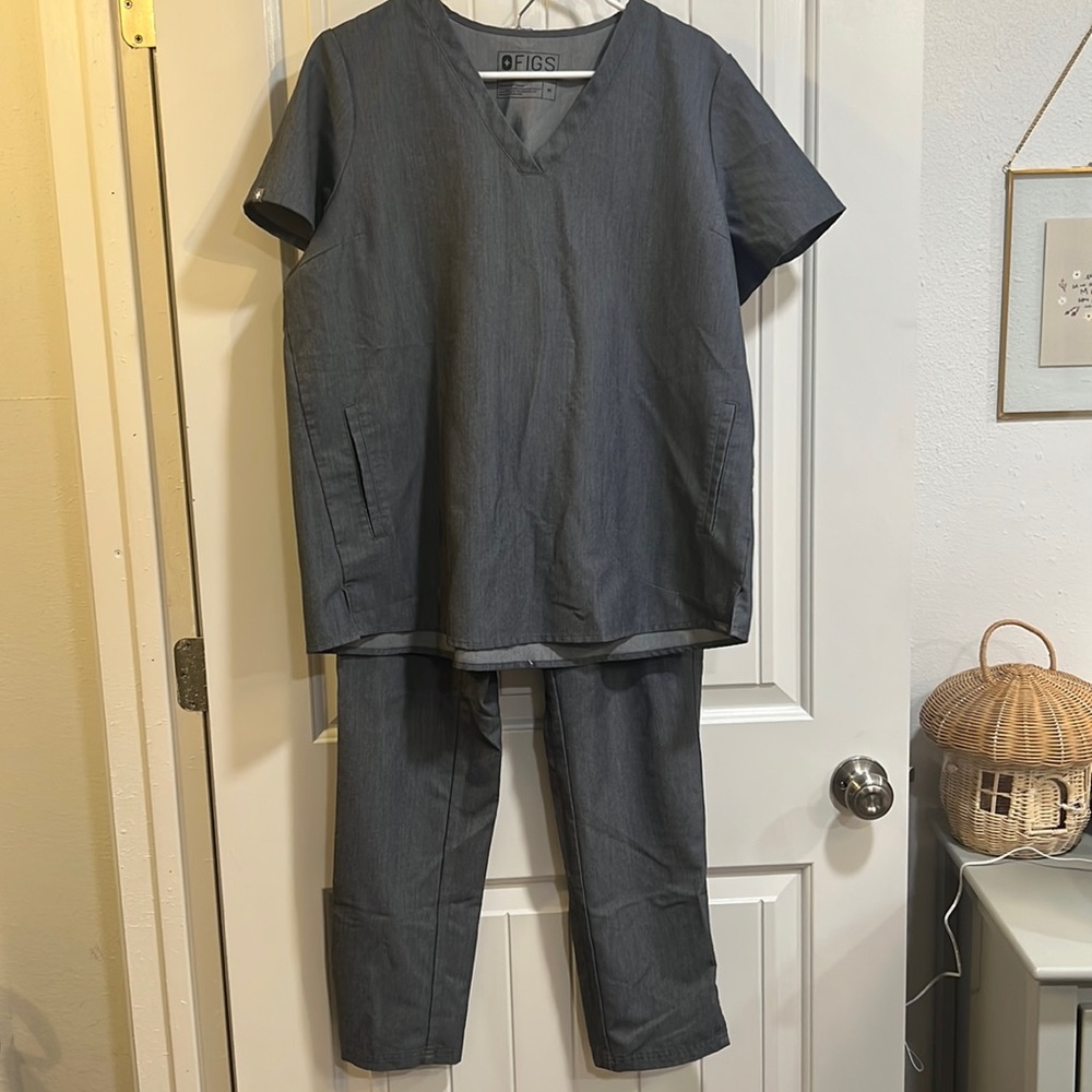Figs maternity scrubs MEDIUM